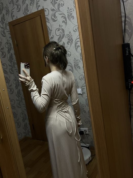 Платье с завязками на спине