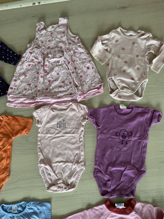 Vand lot haine fete(4-6 luni), frumoase.