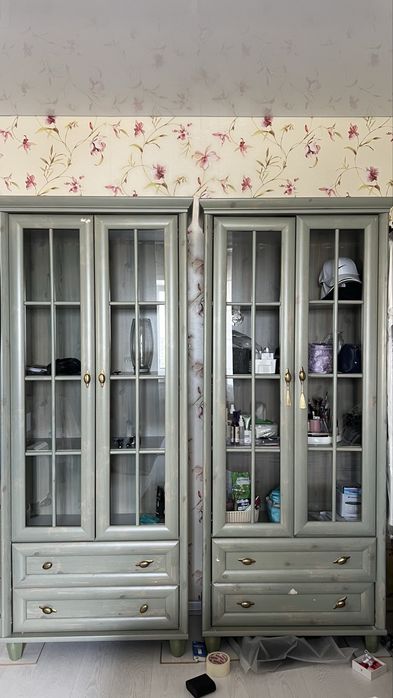 Продам шкаф-витрина, стол письменный