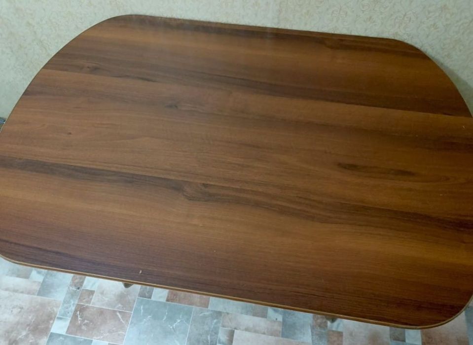 Стол в отличном состоянии цельный