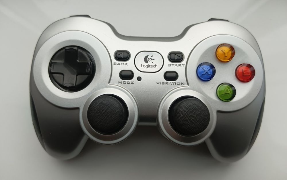 Геймпад Logitech F710