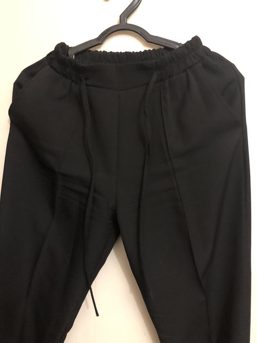 Черные брюки на резинке