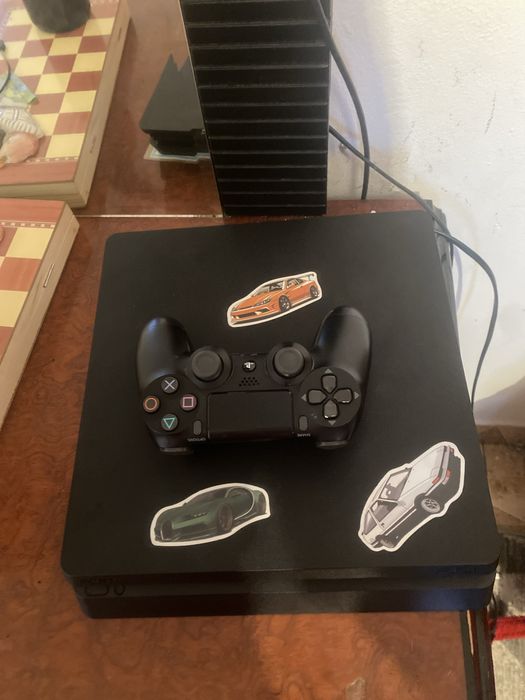 Vand ps 4 pentru piese