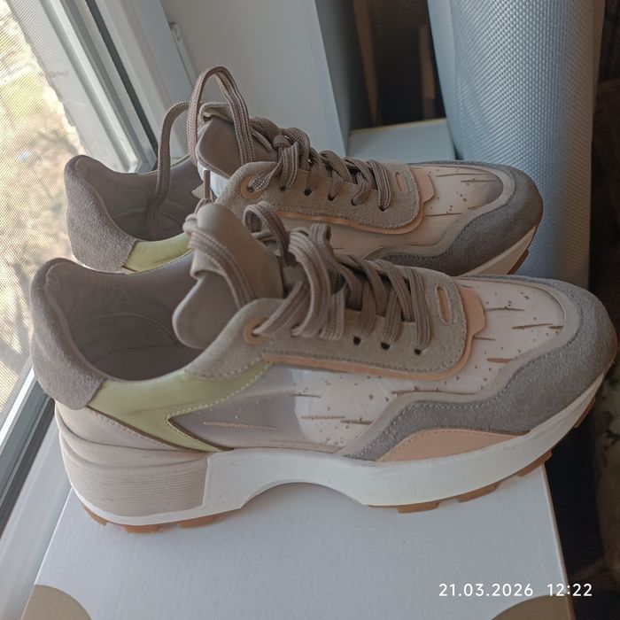 Кроссовки женские