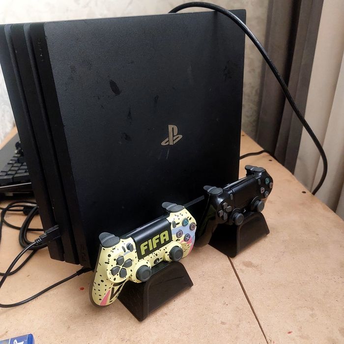 Продам ps4 pro срочно