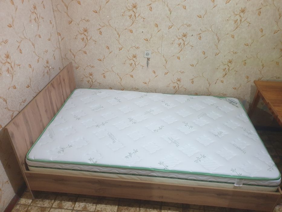 Кровать с матрасом полуторка