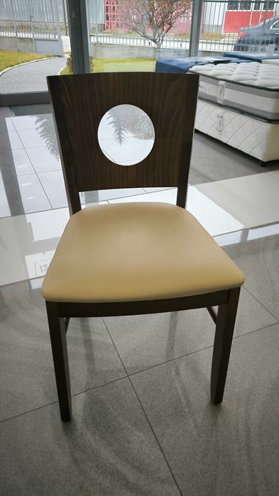 Комплект от 6 трапезни стола .