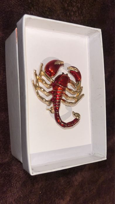Брошка на скорпион