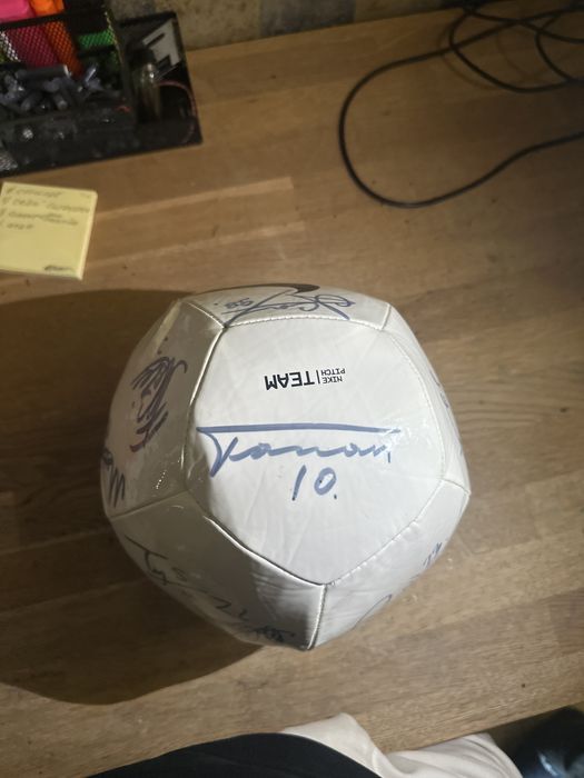 Minge semnată de toti jucatori de la FCSB sezonul 21-22