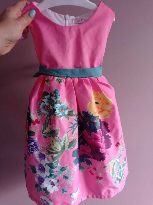 Детска розова рокля с цветя и зелена панделка