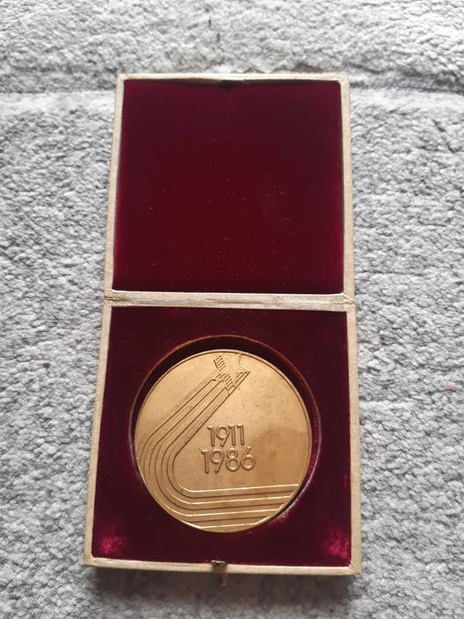 Плакет 75 години ДФС Левски-Спартак 1911/1986 г. в кутийка