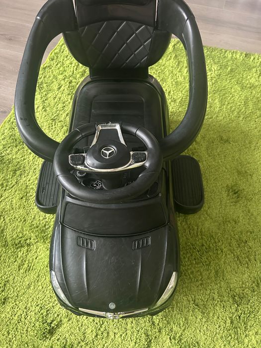 Черна кола за бутане с родителски контрол