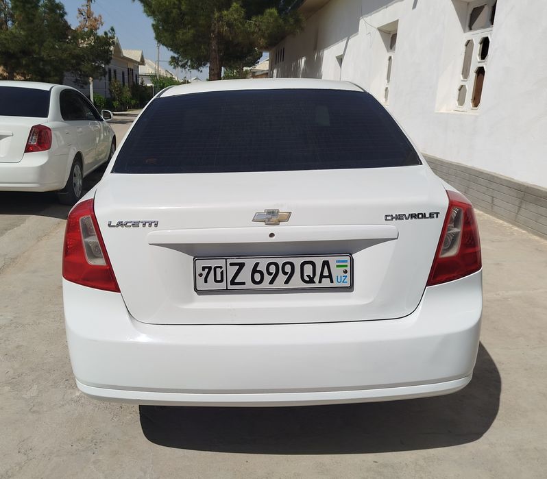 Lasetti 1.8 sotiladi.