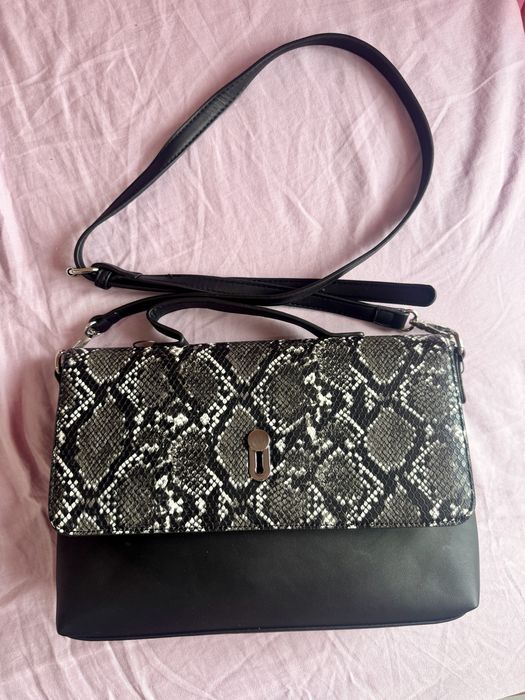 Дамска черна чанта