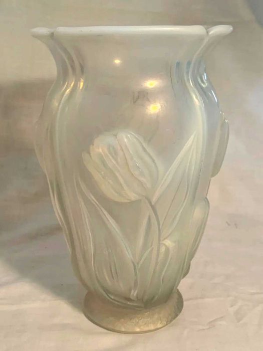 Ваза Barolac "Тюльпаны" из опалесцентного стекла