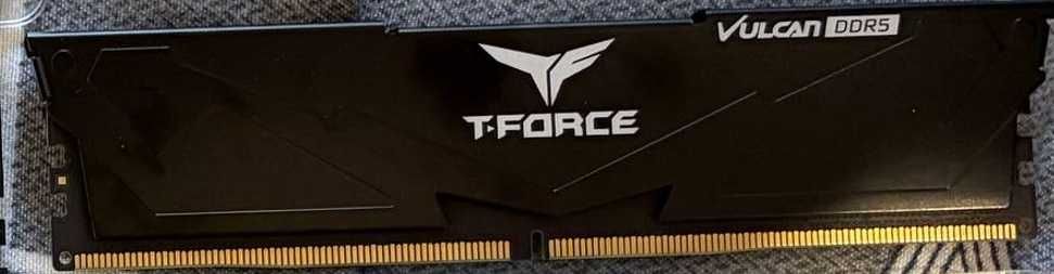 Продам ОЗУ DDR-5 Team Group T-Force Vulcan [FLBD516G5200HC40C01] 16 ГБ