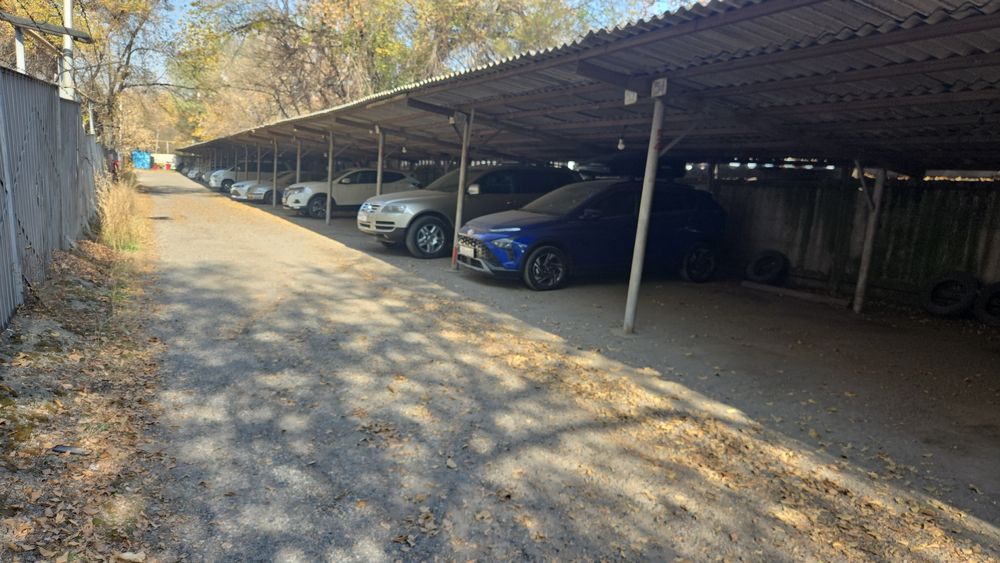 В аренду места в гараже .