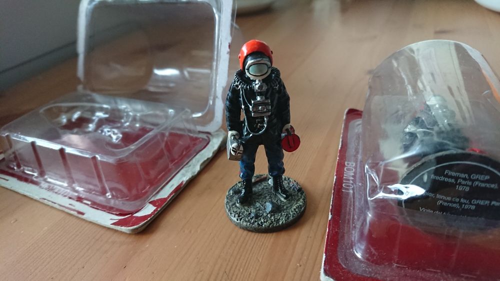 2 броя Метална фигурка пожарникар и офицер