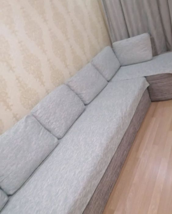 Продам диван (4 м) серого цвета