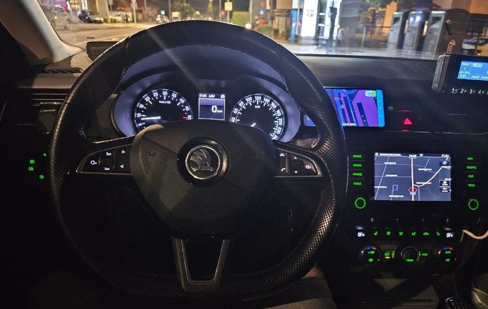 Cesionez autorizatie taxi cu mașină Skoda Octavia an 2017