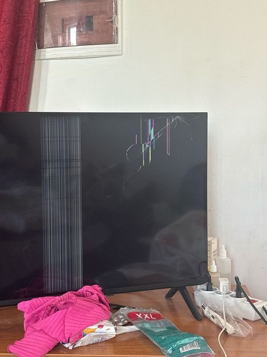 Телевизор Yasin 32E9000 Smart TV на запчасти (Плата рабочая)