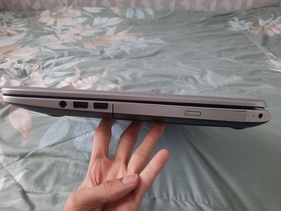 Ноутбук отлично подходящий для работы, зарядка и клавиатура в придачу.