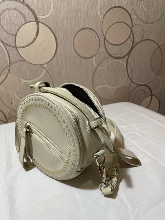 Продам белую сумку, ремешок регулируется