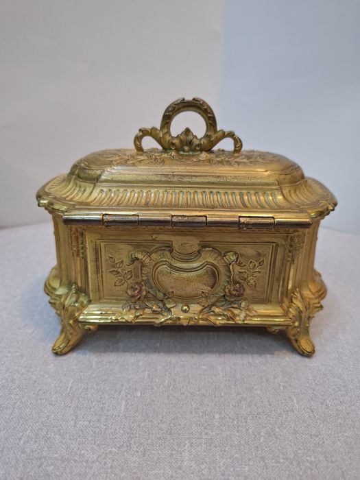 Винтидж кутия за бижута