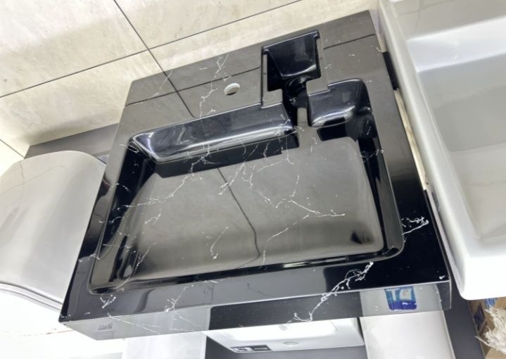 Kirmoshina ustiga Rakvina. akril keramik