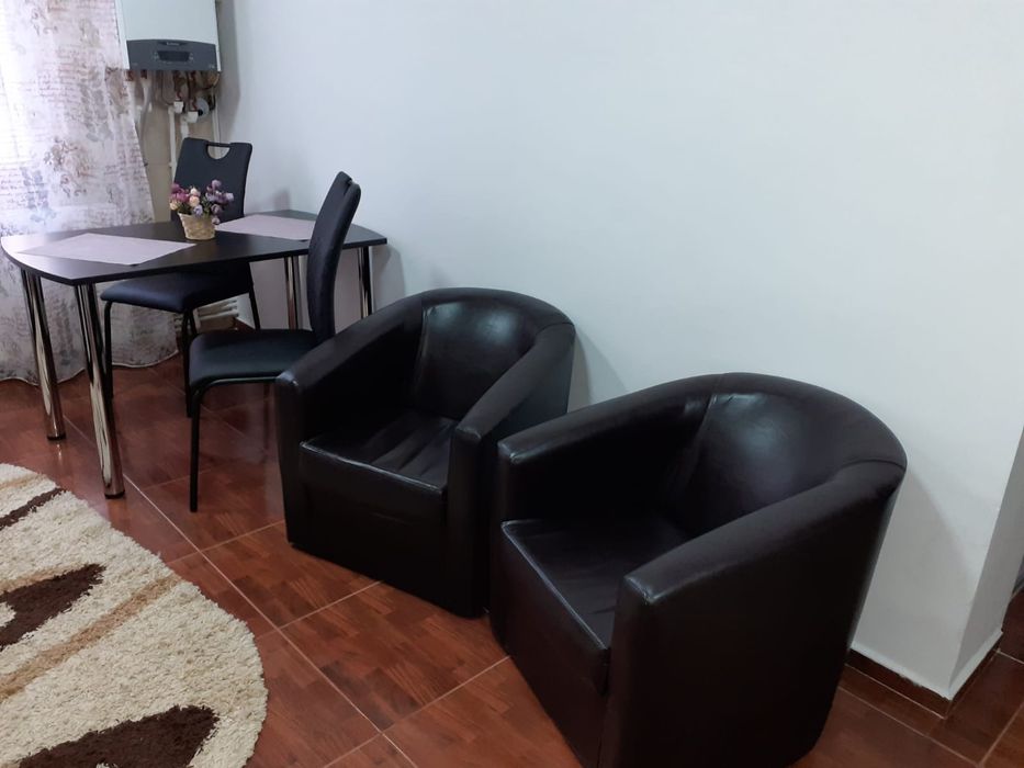 Închiriez Studio Sc Nr 5 la parter.