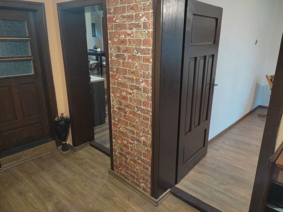 Двуетажна къща . Продава се/Под наем