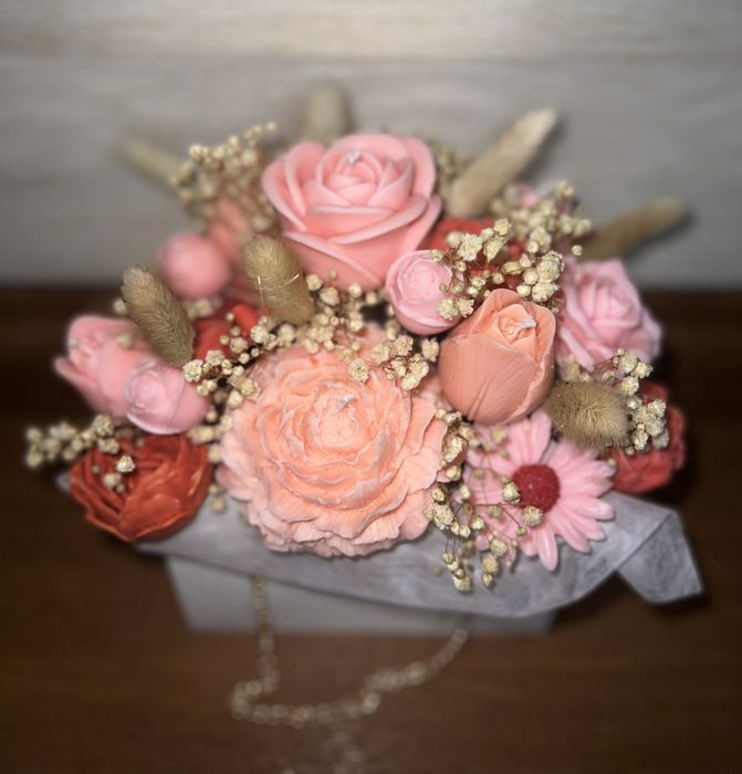 Подарък кутия или чантичка с цветя от соев восък