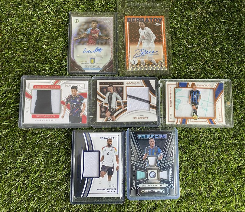 Колекционерски футболни карти с автографи и тениски