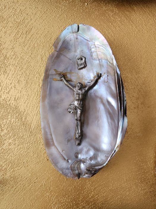 Винтидж разпятие в мида