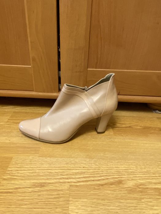 De vanzare ghete din piele naturala,noi ,masura 40