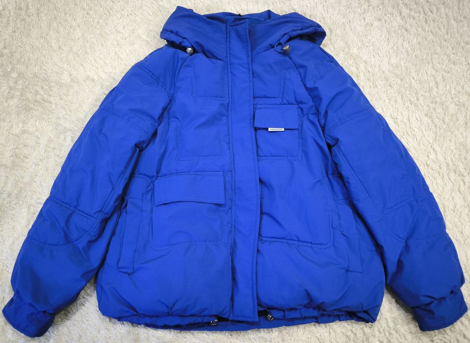 Зимняя синяя куртка.