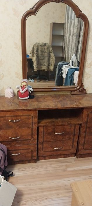 Продам Зеркало с полками