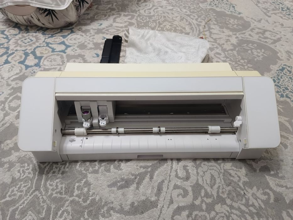 Продам режущий плоттер  Silhouette Cameo 4