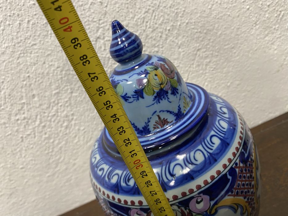 Португалска порцеланова ваза с капа урна