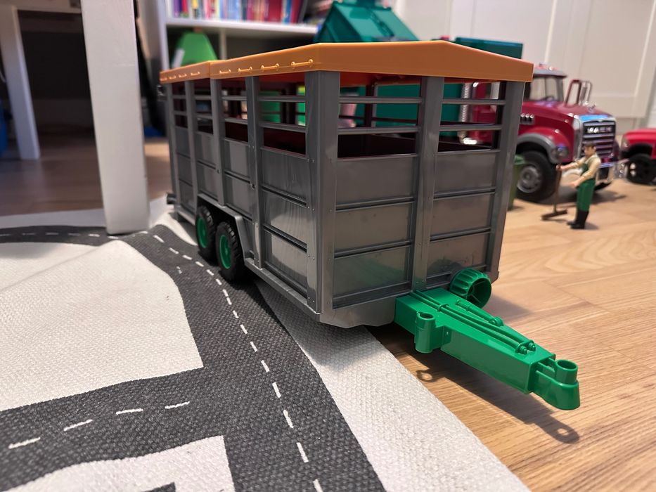 Bruder - Remorca Pentru Animale Cu O Vita