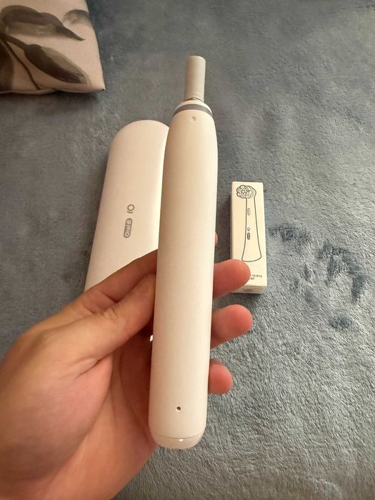 Periuță de dinți electrică Oral-B iO 8 + husă originală de călătorie + capăt sigilat