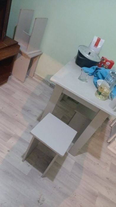 Продам стол с 4 стульями