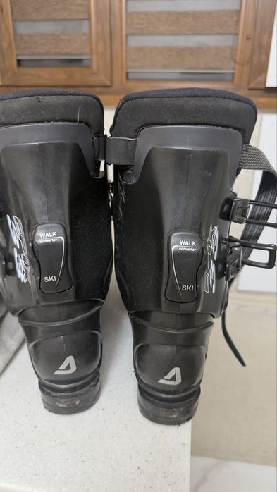 Продам лыжи и ботинки.