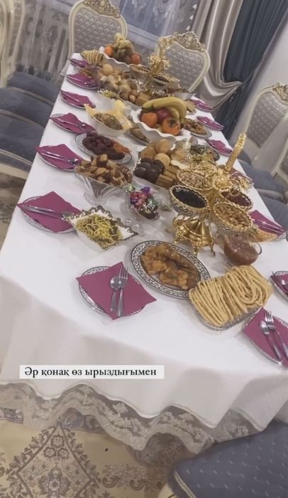Продам большой стол со стульями (12 мест).