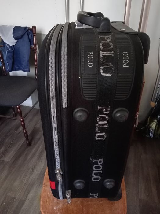 Продам. Чемодан б/у.