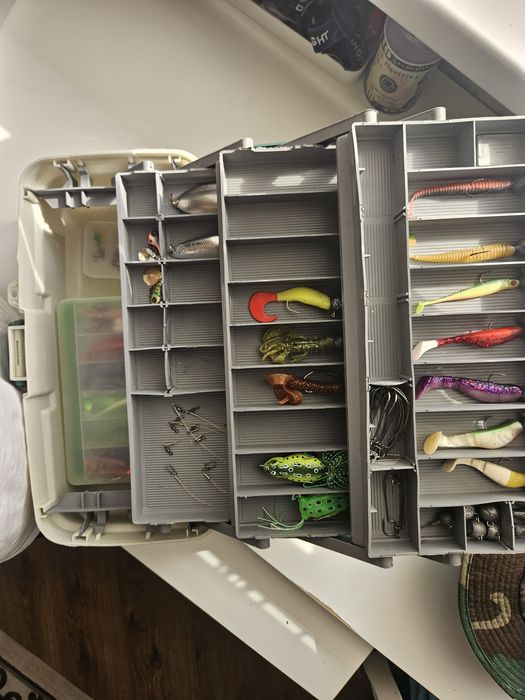 Рыболовный контейнер со всеми приманками