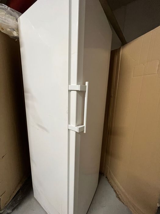 Vând două frigidere LIEBHERR K 4220 385 L și K 3130 298 L
