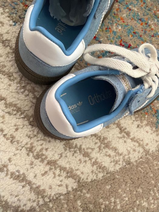 Обувки adidas 25