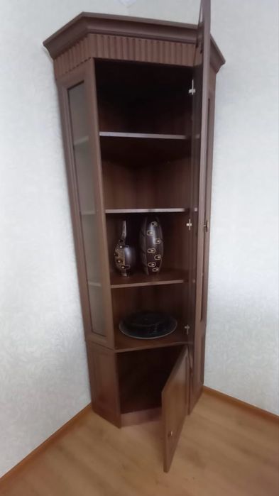 Продам сервант угловой