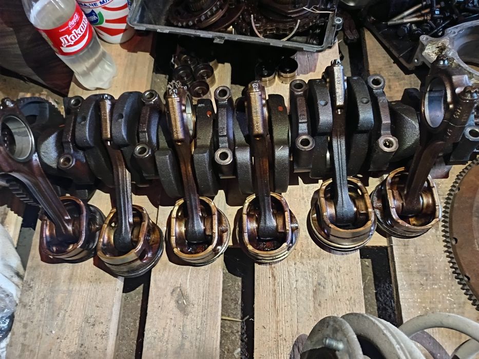 Колянов вал със бутала и биели за М52Б20ТУ